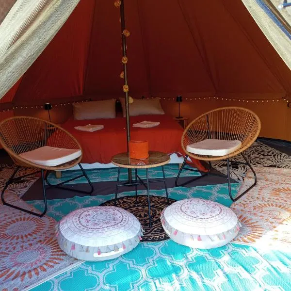Tente au milieu des chevaux, hotel in Mont