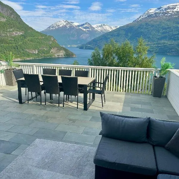 Leilighet med fantastisk utsikt, hotel in Stryn