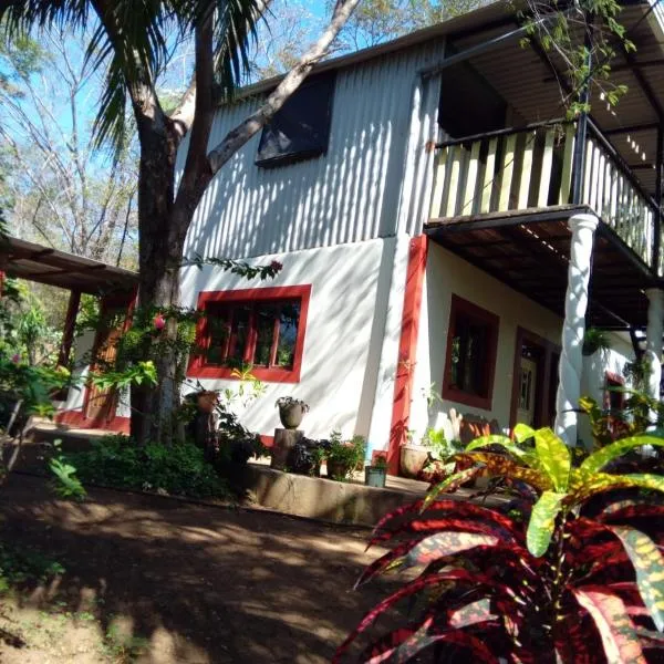 Jungle Vacation Home with river and waterfall., hotel en Playa Montelimar