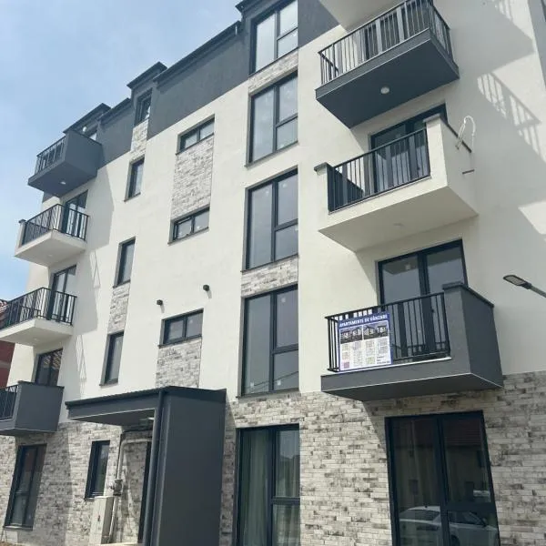 Becca Apartment 2, hotel in Sînmartin