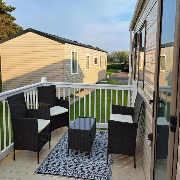 A short walk to Par Beach & coastal paths, On-site facilities. Pets welcome, hotel in Par