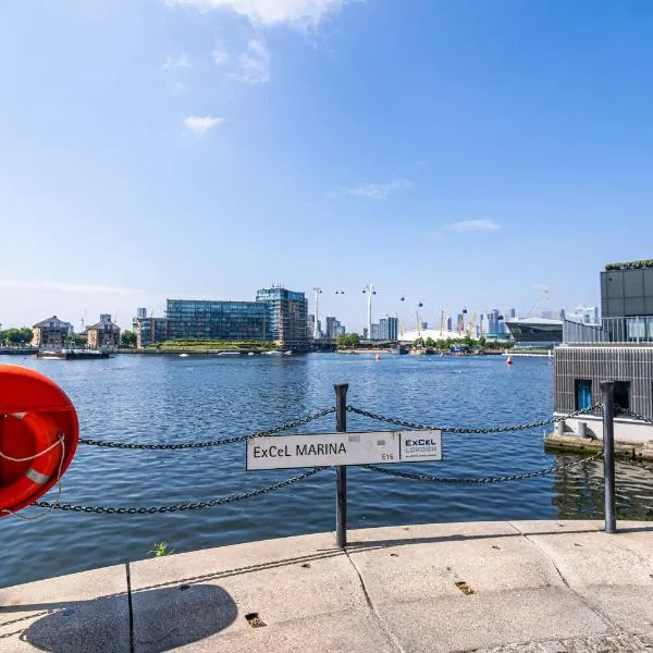 Spacious Excel London Apartment with Balcony, River View and Parking Sleeps 8, hotel u Londonu