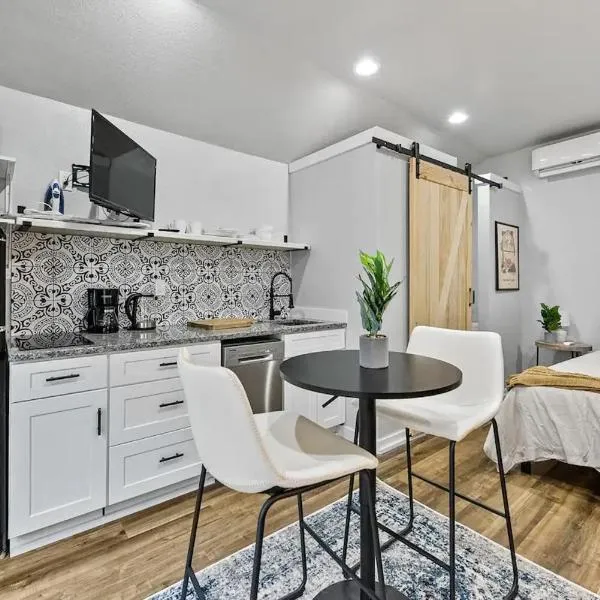 Tiny House with Private Outdoor Space Location, hotel v destinaci Denver