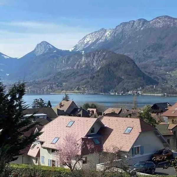 Appartement Duplex vue lac et montagne à Talloires, hotel i Talloires