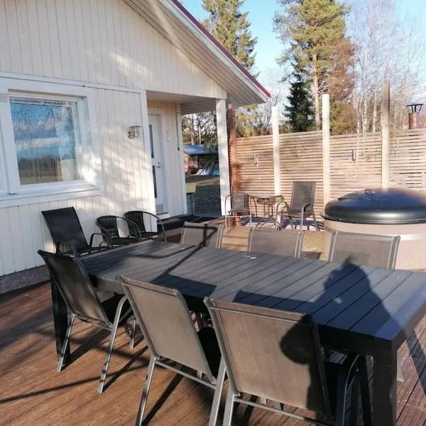 Viihtyisä saunamökki päärakennuksen takana, oma rauha, hotel in Nivala