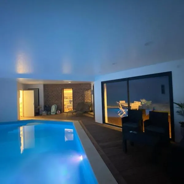 A l oree du bois piscine intérieure privée sans vis à vis, ξενοδοχείο σε Auvilliers