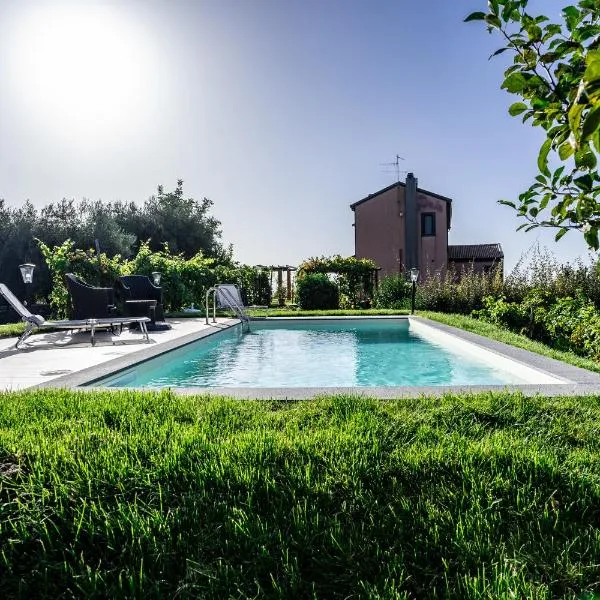 Nake Residenza Artistica, hotel i SantʼAlfio