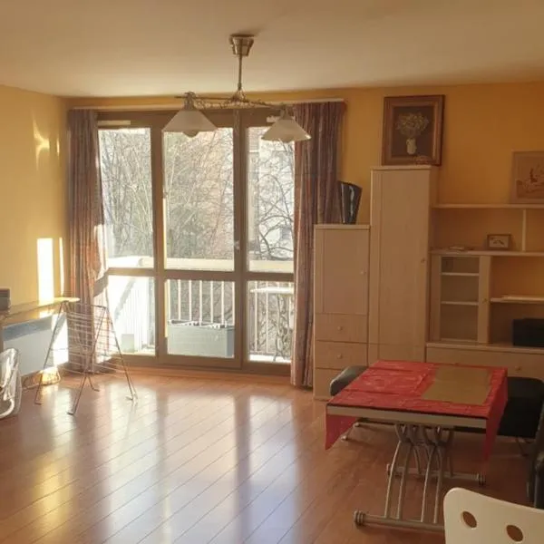 T3 77 m2 calme+parking proche Paris & métro，旺夫的飯店