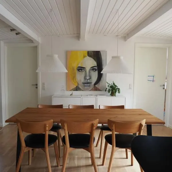 Bolig med sommerhusvibes, 80 meter fra badesø, hotel i Silkeborg