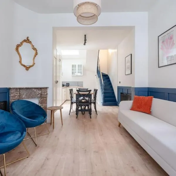 Petite Dinant - Feet in water hands on the rock，位于迪南的酒店