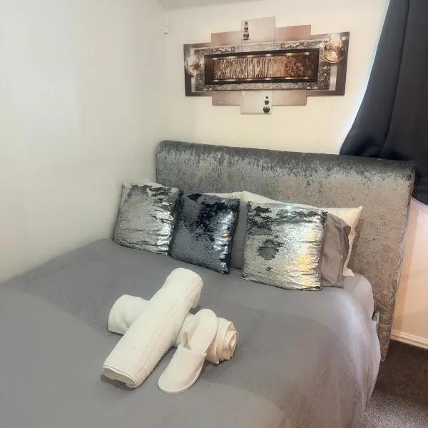 Lux 1 bedroom and a private bathroom in a shared flat with free parking and Netflix、Wormleyのホテル