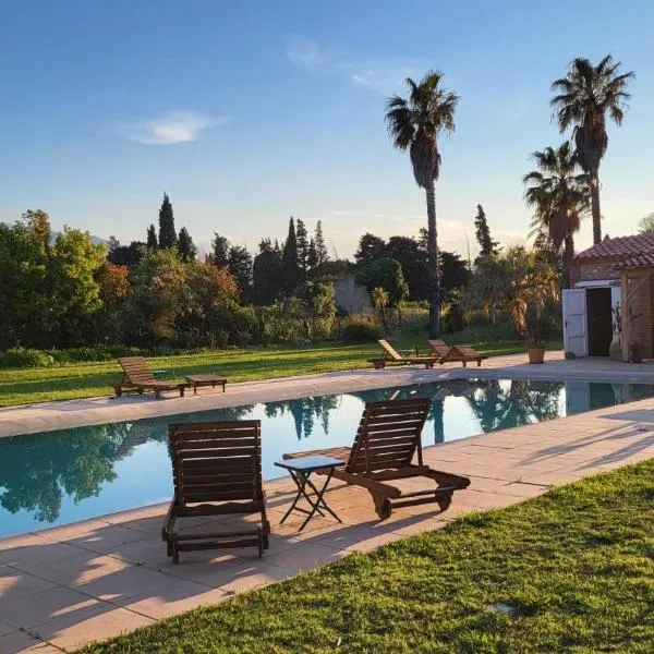 "MAS TRAMONTANE "chambres d'hôtes et studio avec piscine dans parc arboré, hôtel à Rigarda