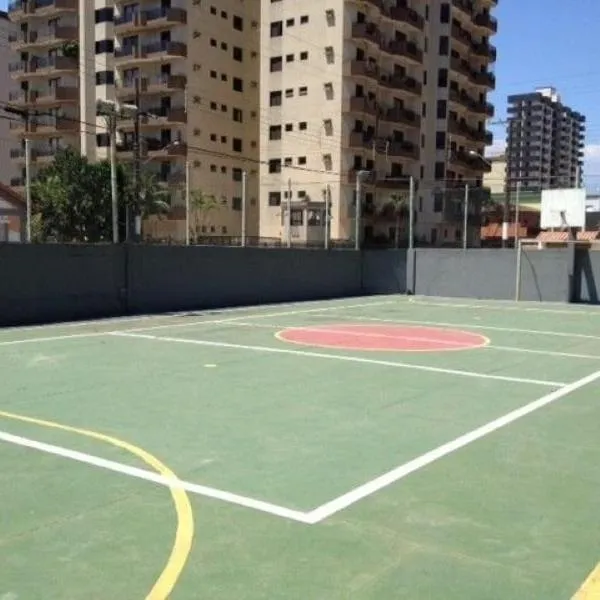 Apto 2 quartos em Condomínio com quadra a 50m da areia da Praia, khách sạn ở Praia Grande