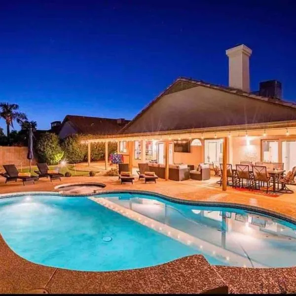 Luxury Scottsdale Retreat Heated Pool and Mini Golf, hotel u gradu Feniks