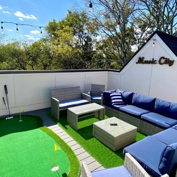 East Nashville Townhome 5min to Grand Ole Opry! Rooftop Deck, Grill, TV and Golf, Hotel in Nashville