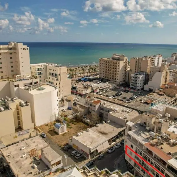 Superb Apartment steps away from Finikoudes Beach, отель в Ларнаке