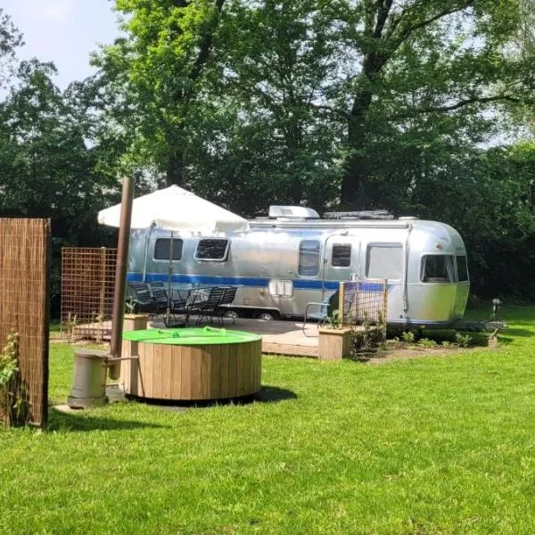 Amerikaanse Airstream caravan met hottub, khách sạn ở Kessel