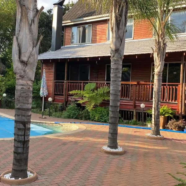 Cozy Wood Retreat, hotell i Centurion