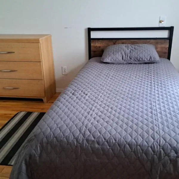 Le1226-Private Room 6 with Free WIFI and Parking, hotel v destinaci Edmundston