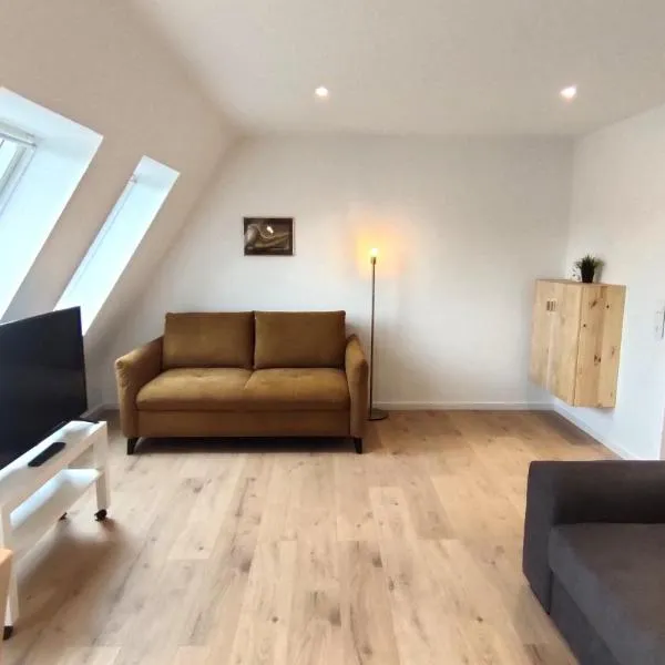 Komfortable Ferienwohnung Goldene Suite، فندق في باد شونبورن