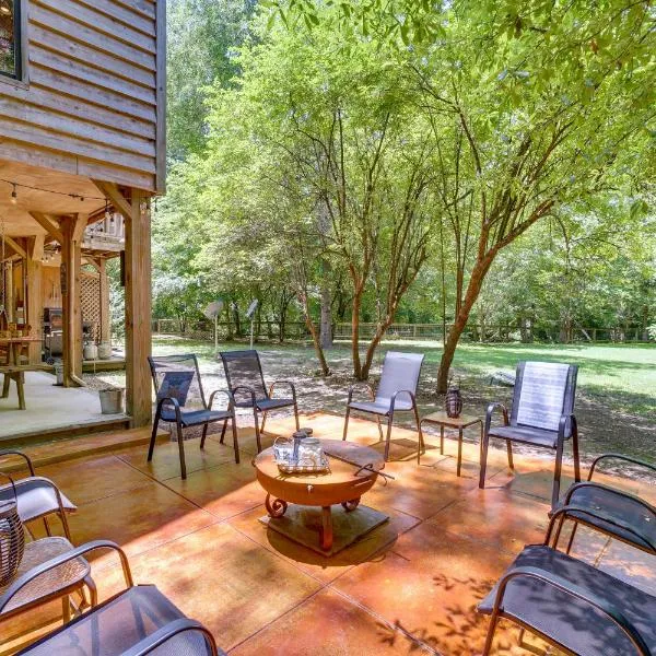 Riverfront Cabin with Outdoor Oasis in Seminary!, hotel v destinaci Collins