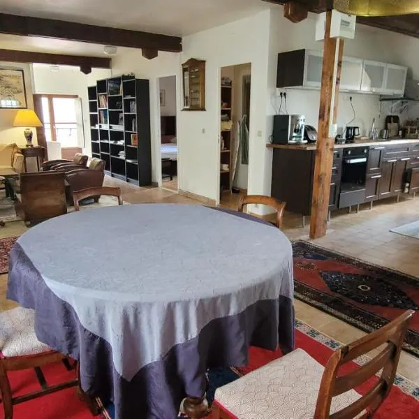 F3 tout confort spacieux: Mortagne-au-Perche şehrinde bir otel