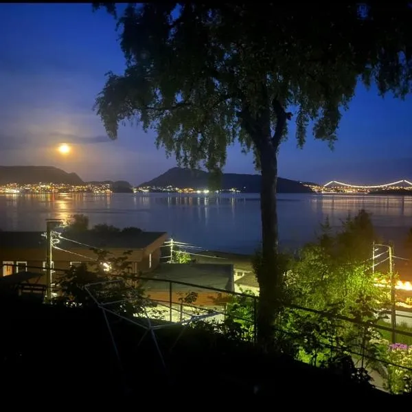 Villa med panoramautsikt, stor uteplass og 100 m fra badestrand, hotel in Bergen