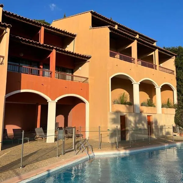 Appartement vue sur mer, piscine, garage privé, hotel in Bormes-les-Mimosas