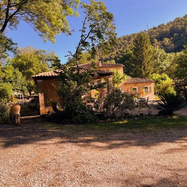 Bastide Du Maoupas Gîtes, hotel v destinácii Belgentier