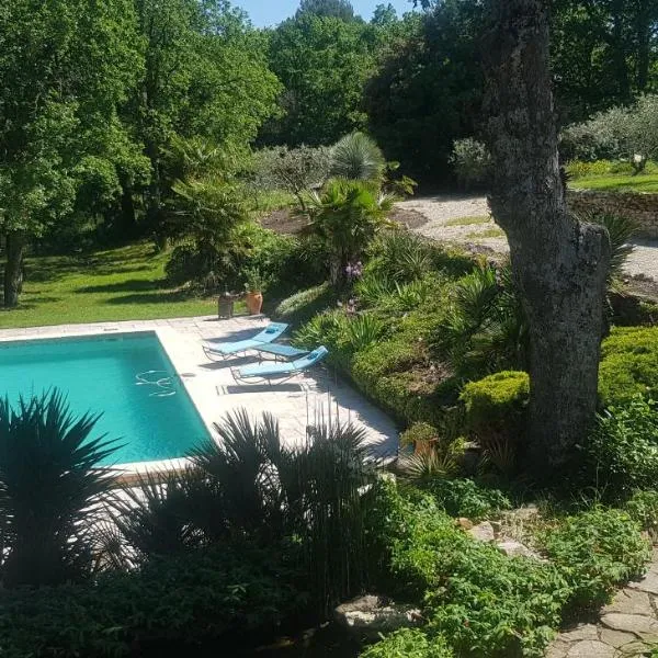 Chambre d'hôtes, hotel in La Tour-dʼAigues
