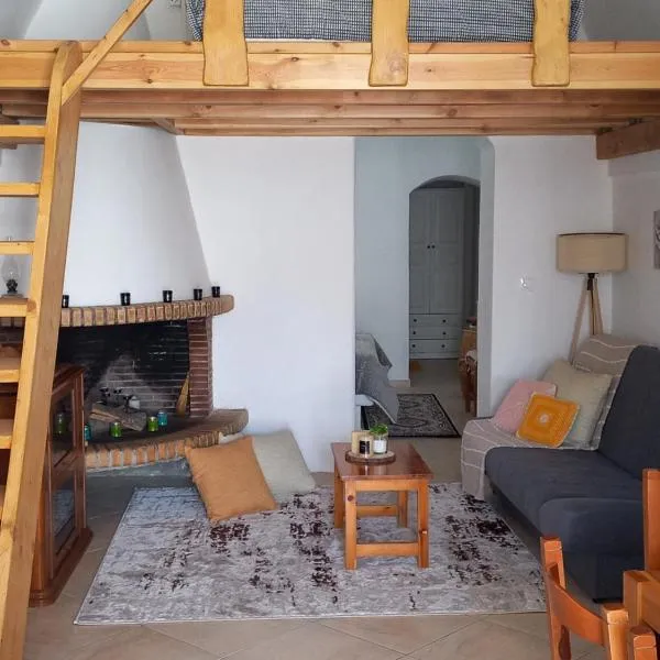 Granny's Home ,mini villa for 4, hotel in Mesariá