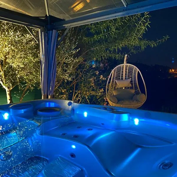 T&A Lodge AVEC SPA JACUZZI à 11km de la plage – hotel w mieście Solliès-Pont