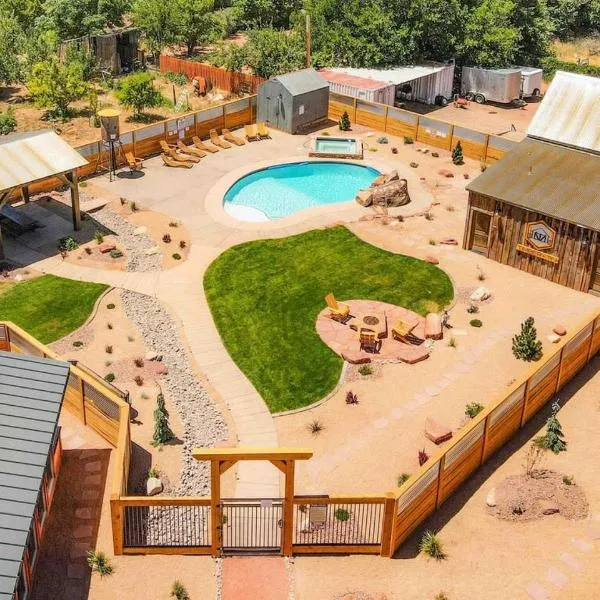 Timber & Tin F 2Bed 2Bath w Pool & Rooftop Deck, hotel v destinaci Kanab