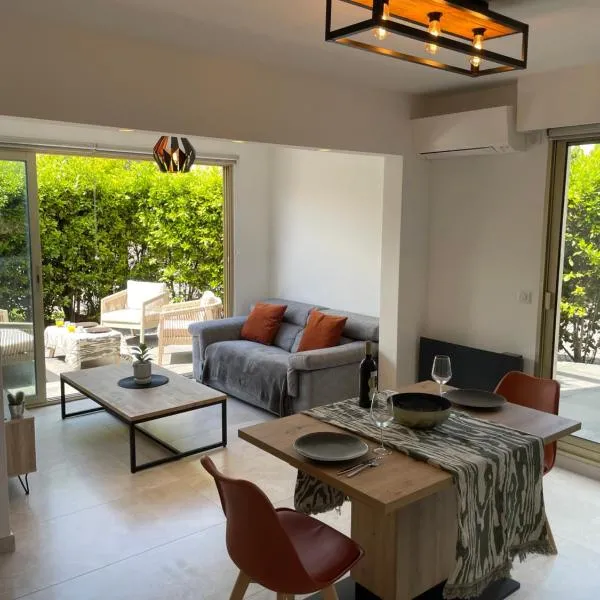 Bali vibes piscine tennis wifi AC Clim, hotel em Antibes