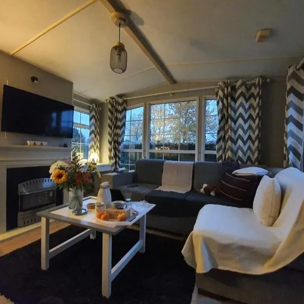 MH126 Joli mobilhome campagne des Yvelines, hotel in Saint-Illiers-la-Ville