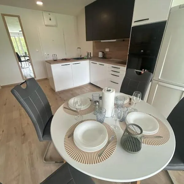 Modern aparment in Moruse compex with free parking, hotel in Prievoz