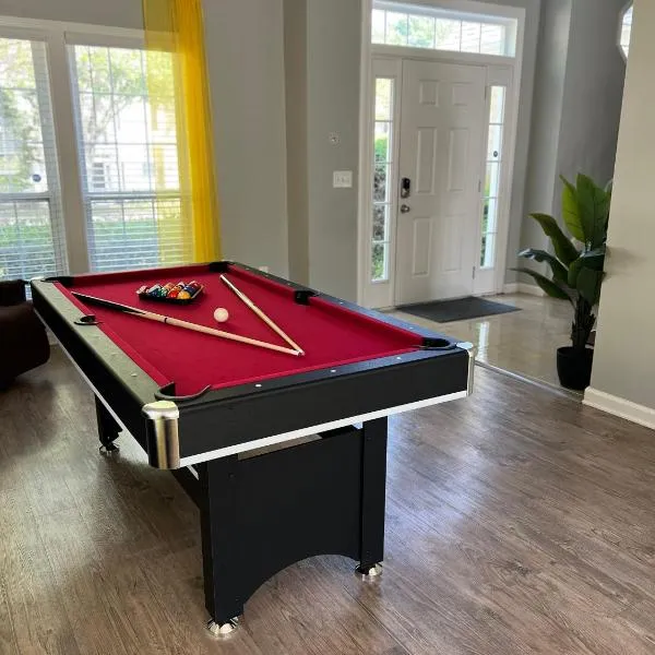 Comfy 5Bed Gem! Fenced Back Yard, Game Room, Free Parking, Snacks, Pet Okay!, hotel v destinaci Marietta