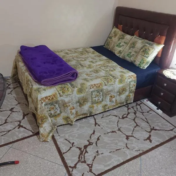 Chambre chez l'habitant avec famille, hôtel à Sidi Boumoussa