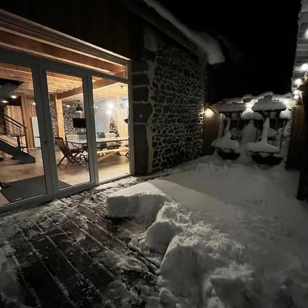 La Grange de la Gratade, hotel in Rochefort-Montagne