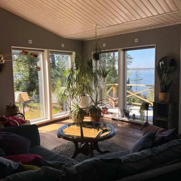 Björkö Hus, hotel in Emkarby