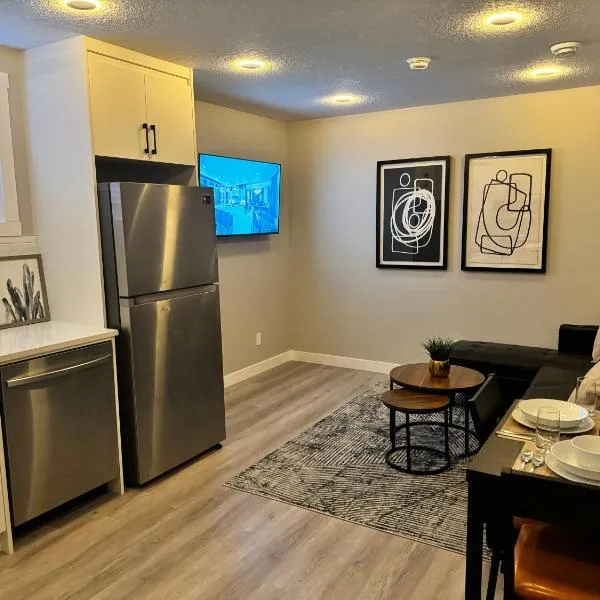 Private Modern Retreat in the NW - 12 mins to Airport - Near Shops - Easy Banff Access, hotel en Calgary