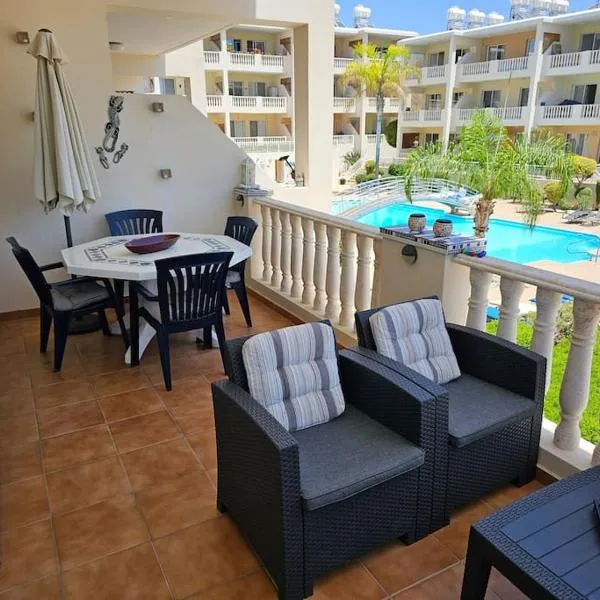 Beautiful 2 bedrooms by the pool, hotel em Pafos
