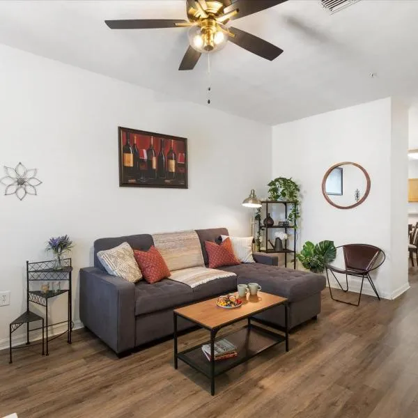 Convenient & Inviting - Fully-Equipped 2BD Condo, hotel in Gainesville