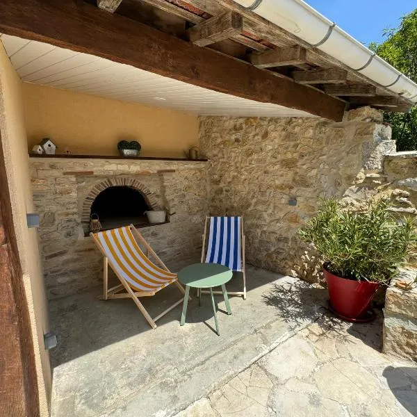 La Maison Bleue Classée 3 étoiles – hotel w mieście Limeyrat