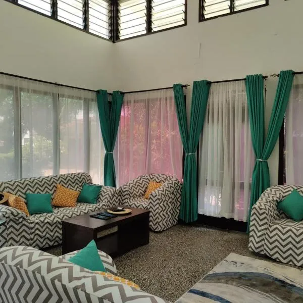 Monica's Cottage Diani Beach Kenya, hotel in Diani Beach