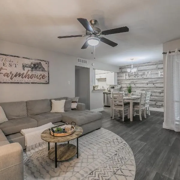 Cozy 2BR Farmhouse Apt - Sleeps 8 - FREE Parking!, hotel in Arlington
