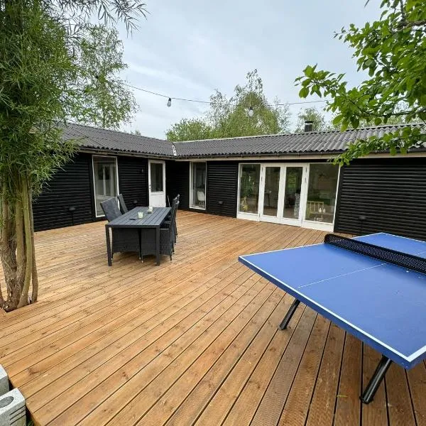 Feriehus, Sommer, Plads, Spil og Leg - nu med udendørs bordtennis, hotel v destinaci Grevinge