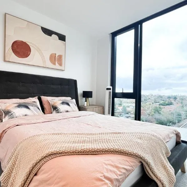 Apartment next to public station, BoxHill Central, 2 Bedrooms, free parking and wifi, Hotel in Box Hill