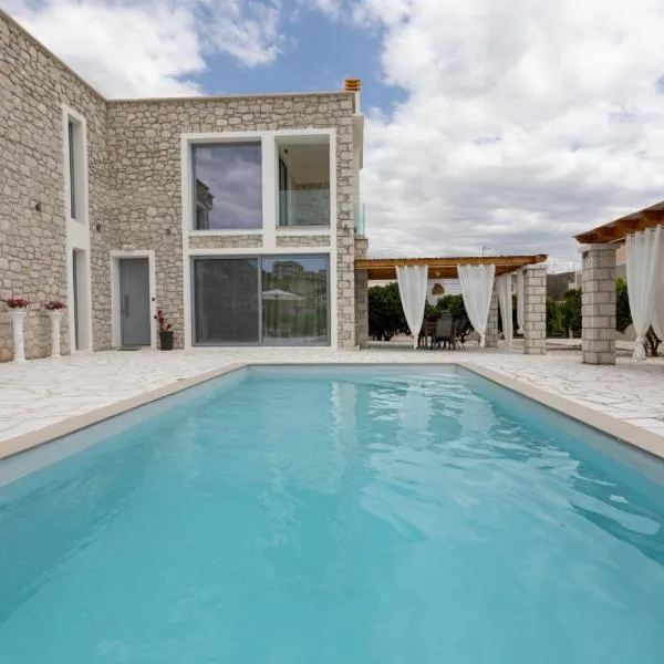 Rafaelia Premium villa with private pool in Drepano, hotel v destinaci Dhrepanon