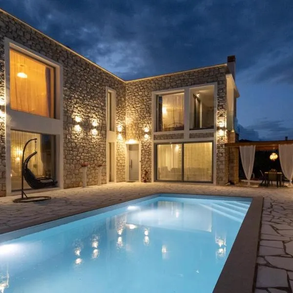 Viesnīca Rafaelia Premium villa with private pool in Drepano pilsētā Drepanona